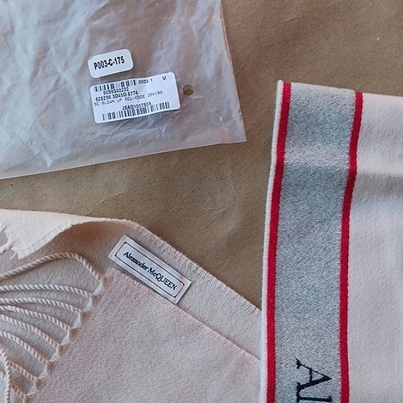 Alexander McQueen Selvedge Logo Fringe Trim Wool Cashmere Scarf Creamy Pink - Picture 3 of 4